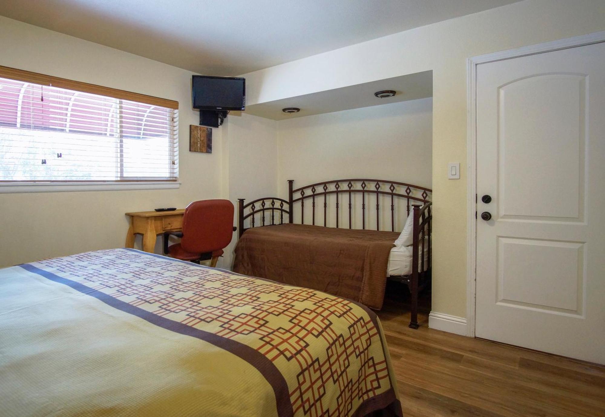 Charm Motel & Suites Burney Luaran gambar