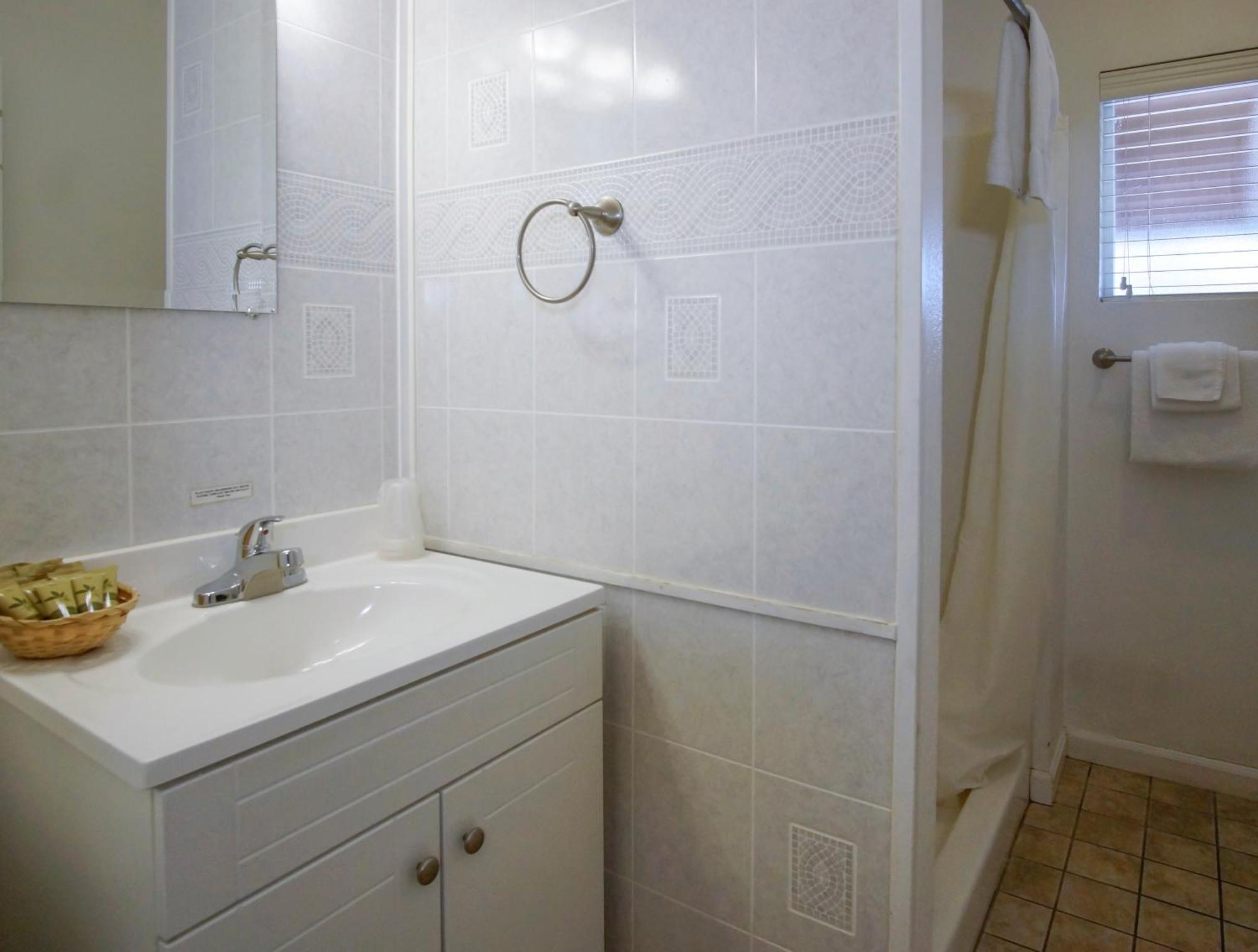 Charm Motel & Suites Burney Luaran gambar