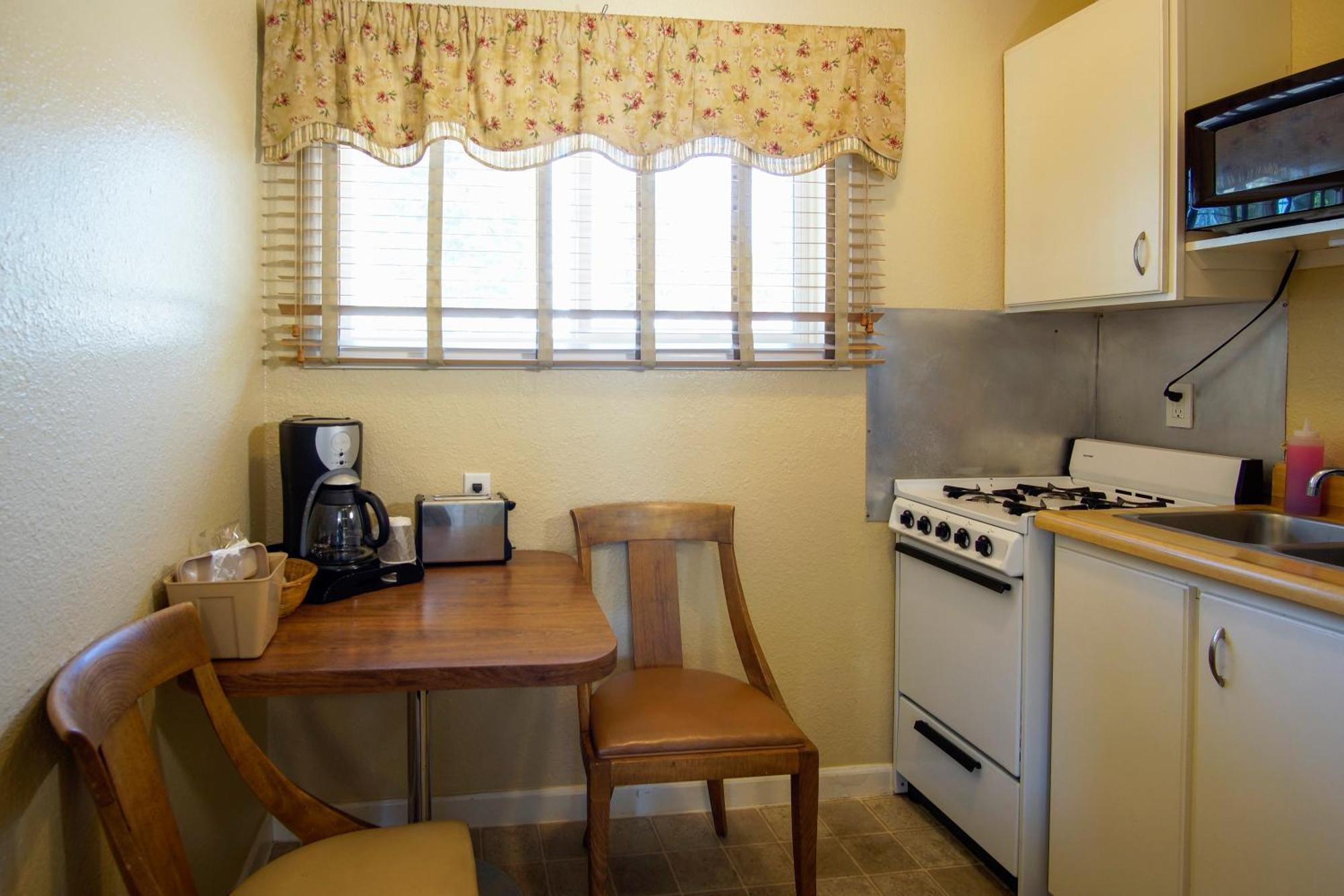 Charm Motel & Suites Burney Luaran gambar