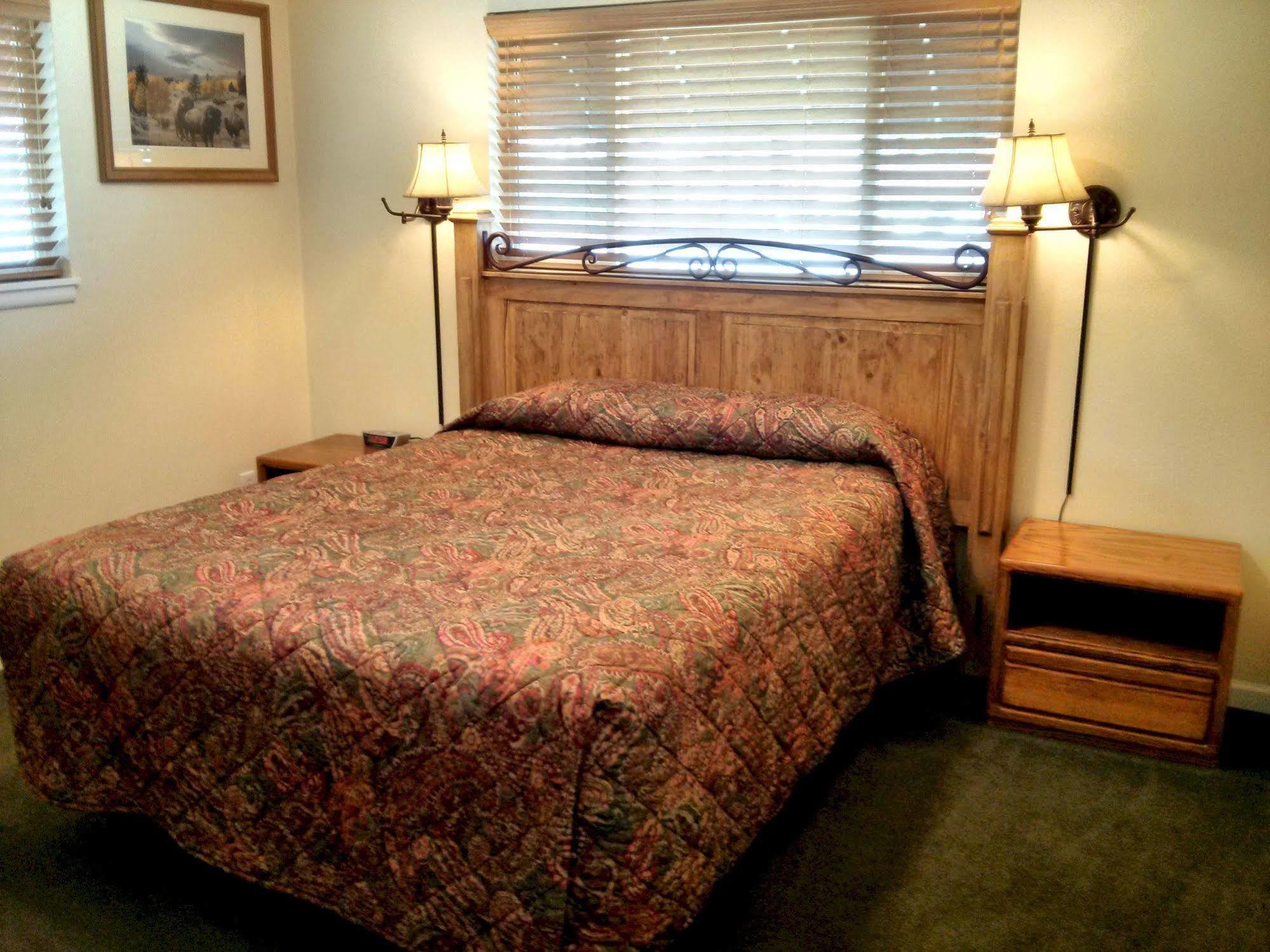 Charm Motel & Suites Burney Luaran gambar