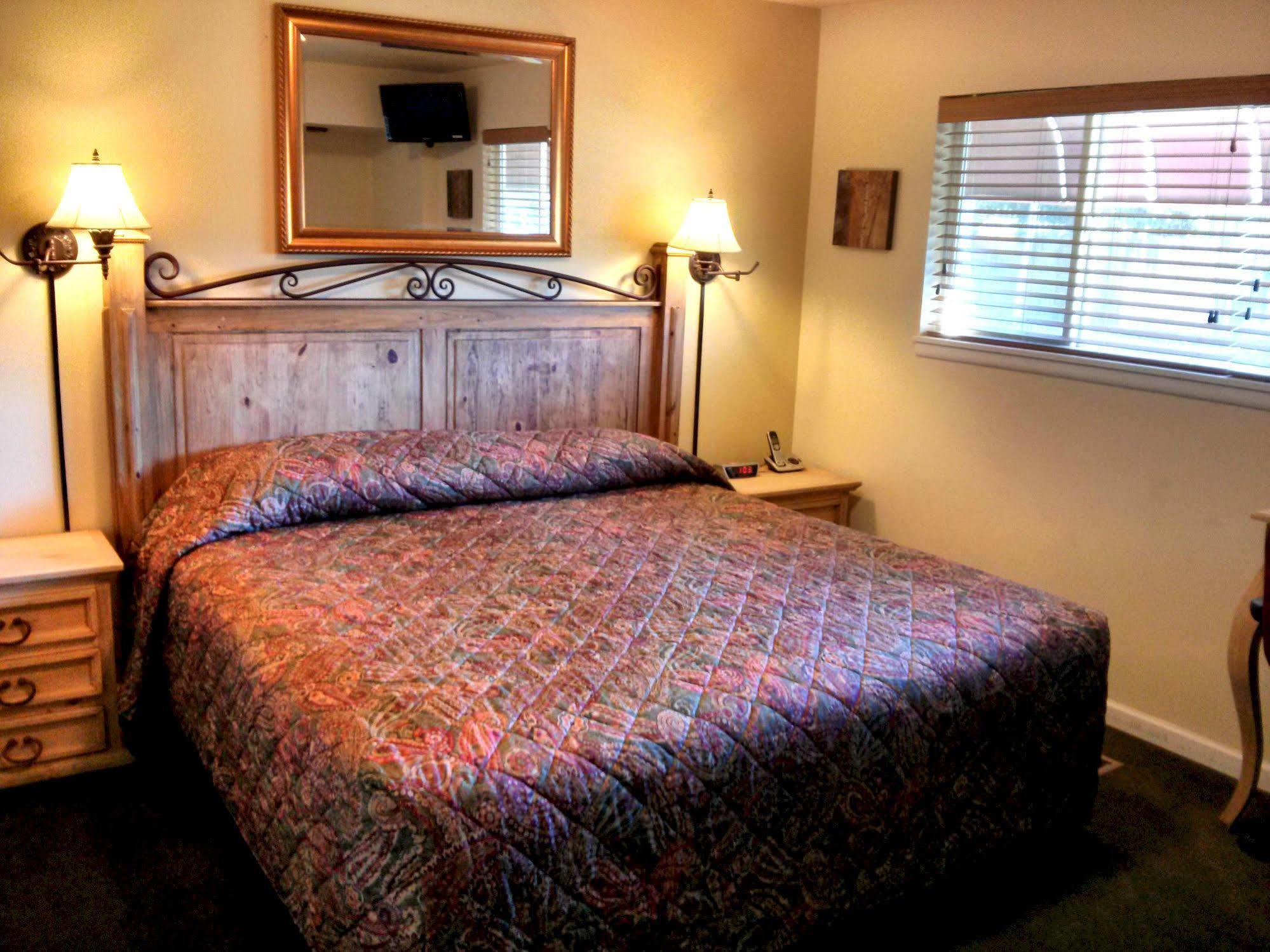 Charm Motel & Suites Burney Luaran gambar
